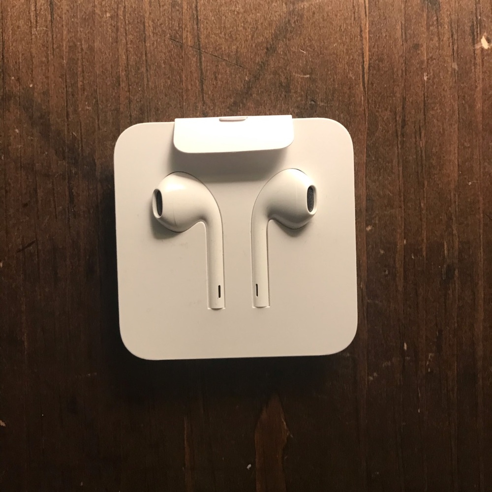 Apple Earpods with Lightning Connector